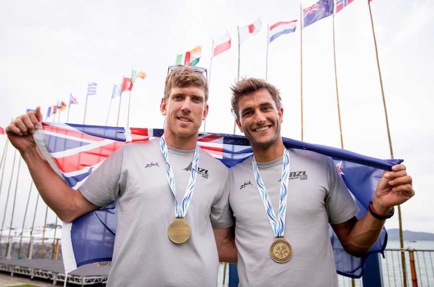 A difficult week for the fleets racing at the 49er Worlds due to mixed sailing conditions and a tense last day for Peter Burling and Blair Tuke that started with a gear failure causing them to pull out of the open-ing race, followed by a third place in the next race