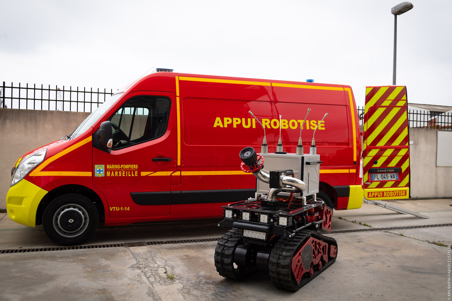 Developed by French company Shark Robotics, in partnership with the Sapeurs-Pompiers de Paris (Paris firefighters) brigade, the design of Colossus Robot is versatile to adapt to many different unsafe and hazardous  situations